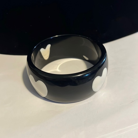 Vintage black and white heart bangle 2 1/2 inches in diameter - Picture 2 of 5